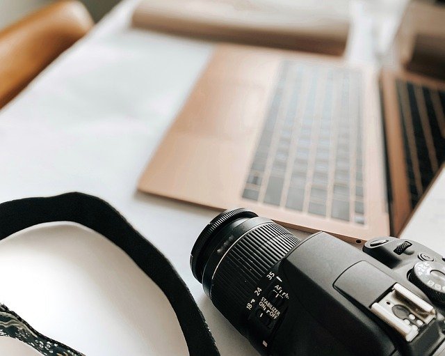 Notebook a čierny fotoaparát